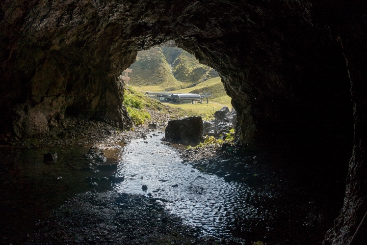 Höhle oberhalb des Zürssee