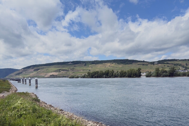 IMG_2437 Rhein bei Bingen mit Blick auf das Niederwalddenkmal